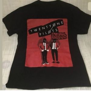 Twenty One Pilots Emotional Roadshow 2017 Small